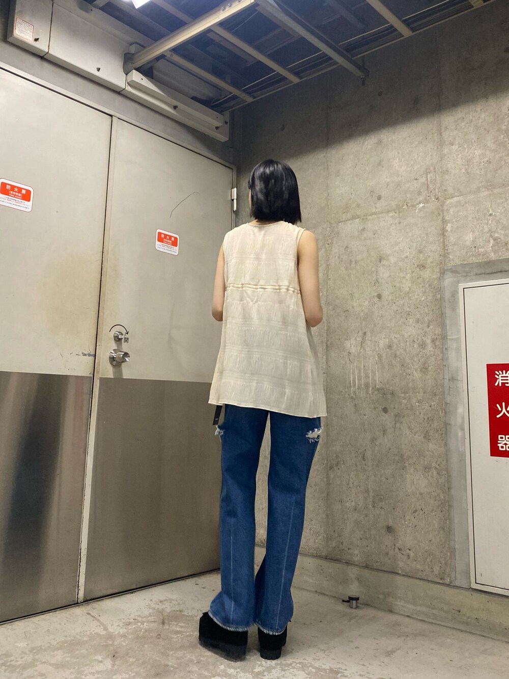 ブラック系のサンダル、ブルー系のデニムパンツ、ホワイト系のTシャツ/カットソーを着用したレディースの夏コーディネートの6枚目の写真