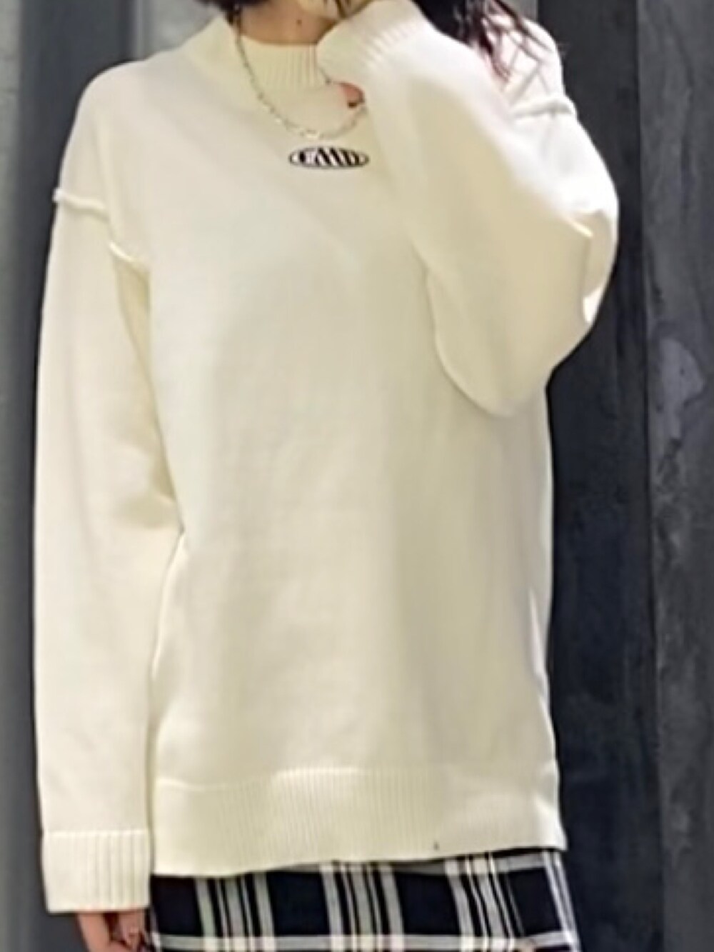 その他のスカート、ホワイト系のニット/セーター、ブラック系のブーツを着用したレディースの冬コーディネートの7枚目の写真