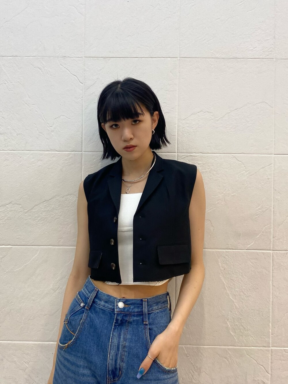 ブラック系のサンダル、ブルー系のデニムパンツ、ホワイト系のニット/セーターを着用したレディースの夏コーディネートの6枚目の写真