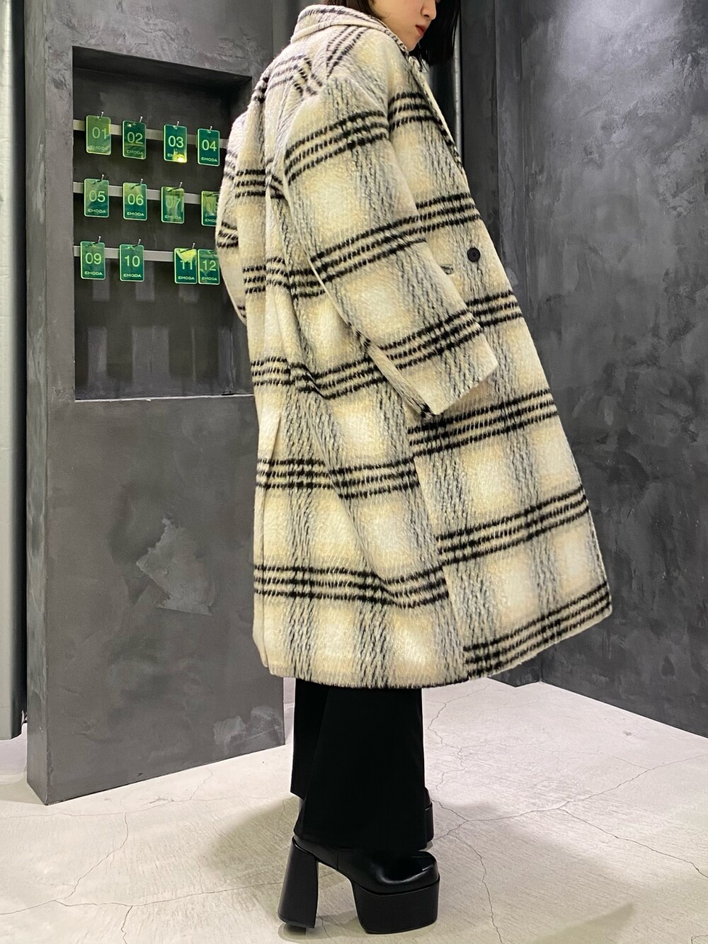 ブラック系のブーツ、ブラック系のその他パンツ、ブラック系のニット/セーターを着用したレディースの冬コーディネートの5枚目の写真