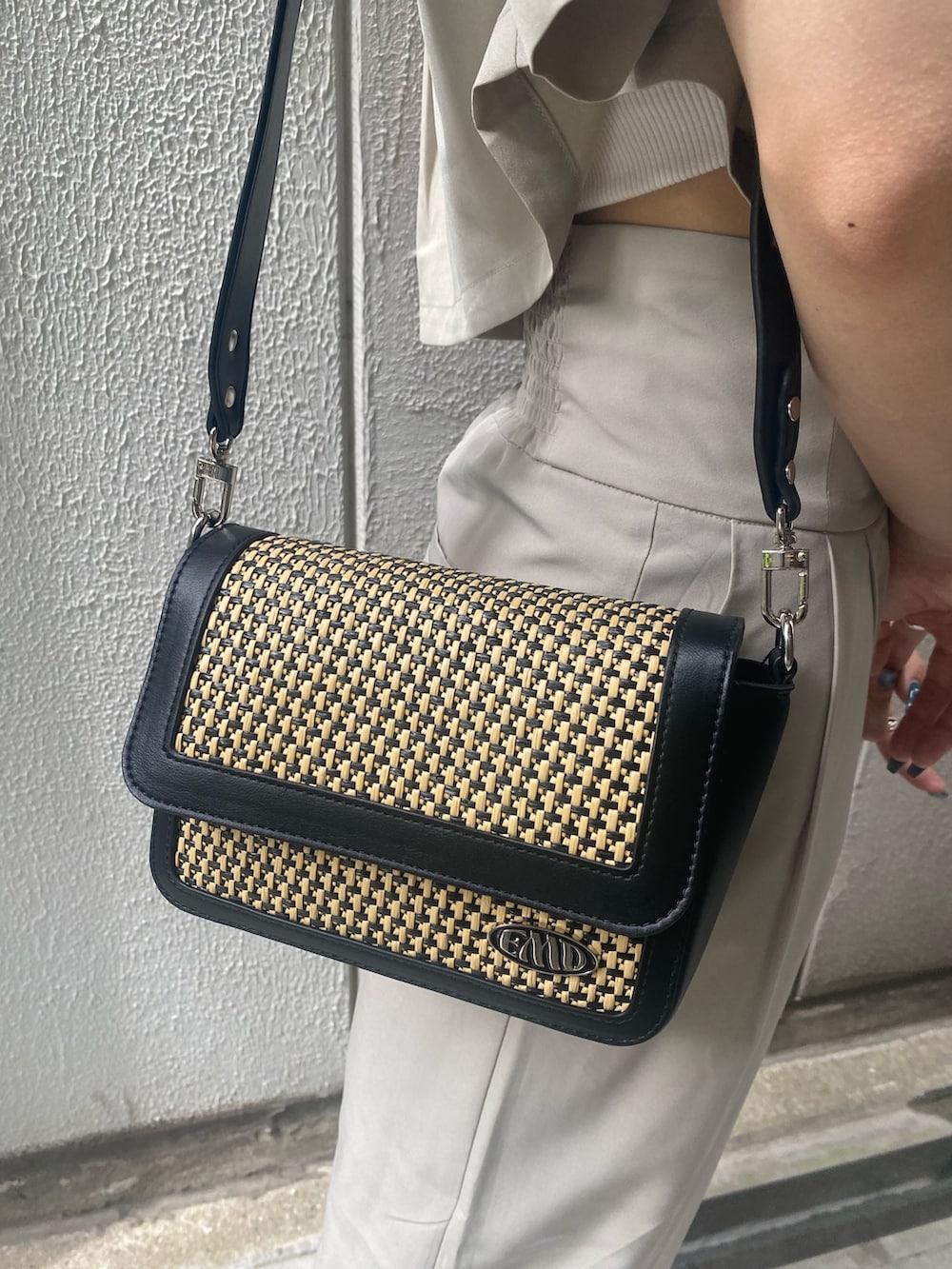 ブラック系のサンダル、ブラック系のデニムパンツ、ホワイト系のTシャツ/カットソーを着用したレディースの夏コーディネートの10枚目の写真