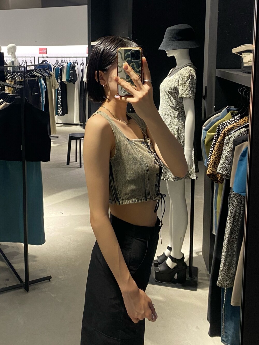 ブラック系のサンダル、ブラック系のカーゴパンツ、ベージュ系のその他トップスを着用したレディースの夏コーディネートの5枚目の写真