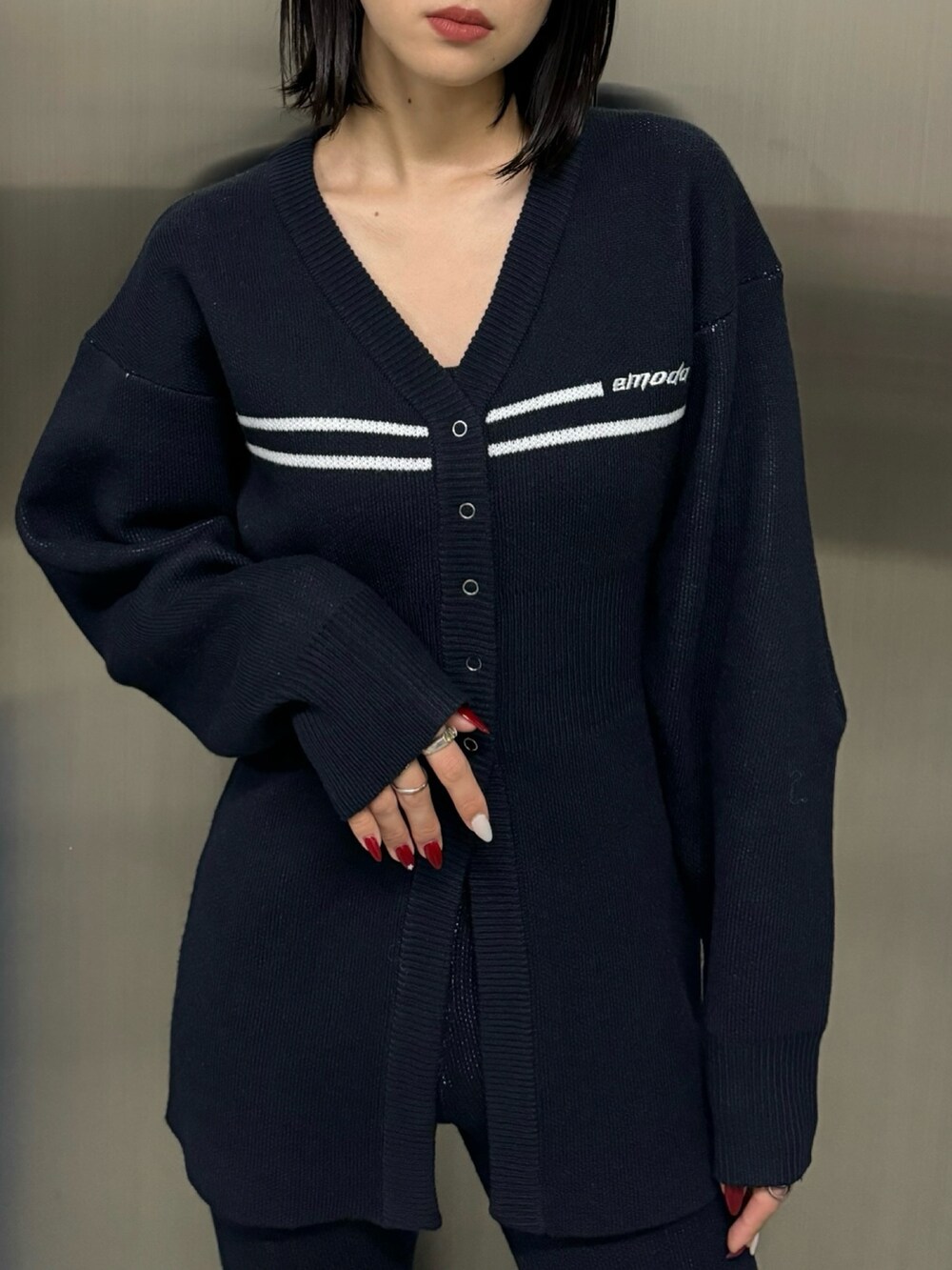 ブラック系のブーツ、ブルー系のその他パンツ、ブルー系のカーディガン/ボレロを着用したレディースの秋コーディネートの4枚目の写真