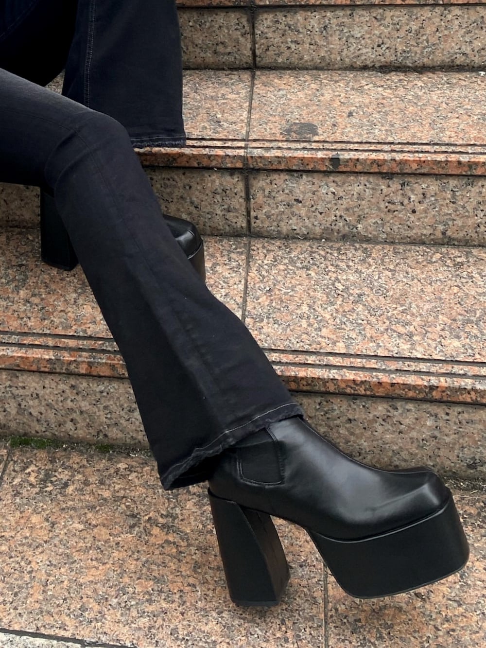 ブルー系のニット/セーター、ブラック系のハンドバッグ、ブラック系のブーツを着用したレディースの冬コーディネートの9枚目の写真