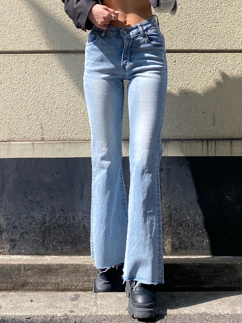 ブルー系のデニムパンツ、ブラック系のTシャツ/カットソー、シルバー系のハンドバッグを着用したレディースの春コーディネートの10枚目の写真