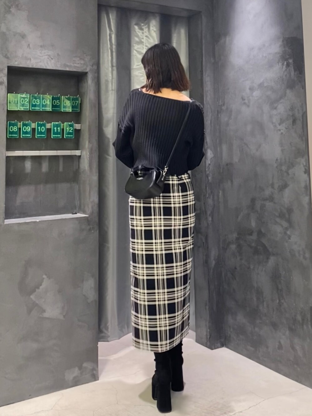 ブラック系のブーツ、その他のスカート、ブラック系のニット/セーターを着用したレディースの冬コーディネートの4枚目の写真