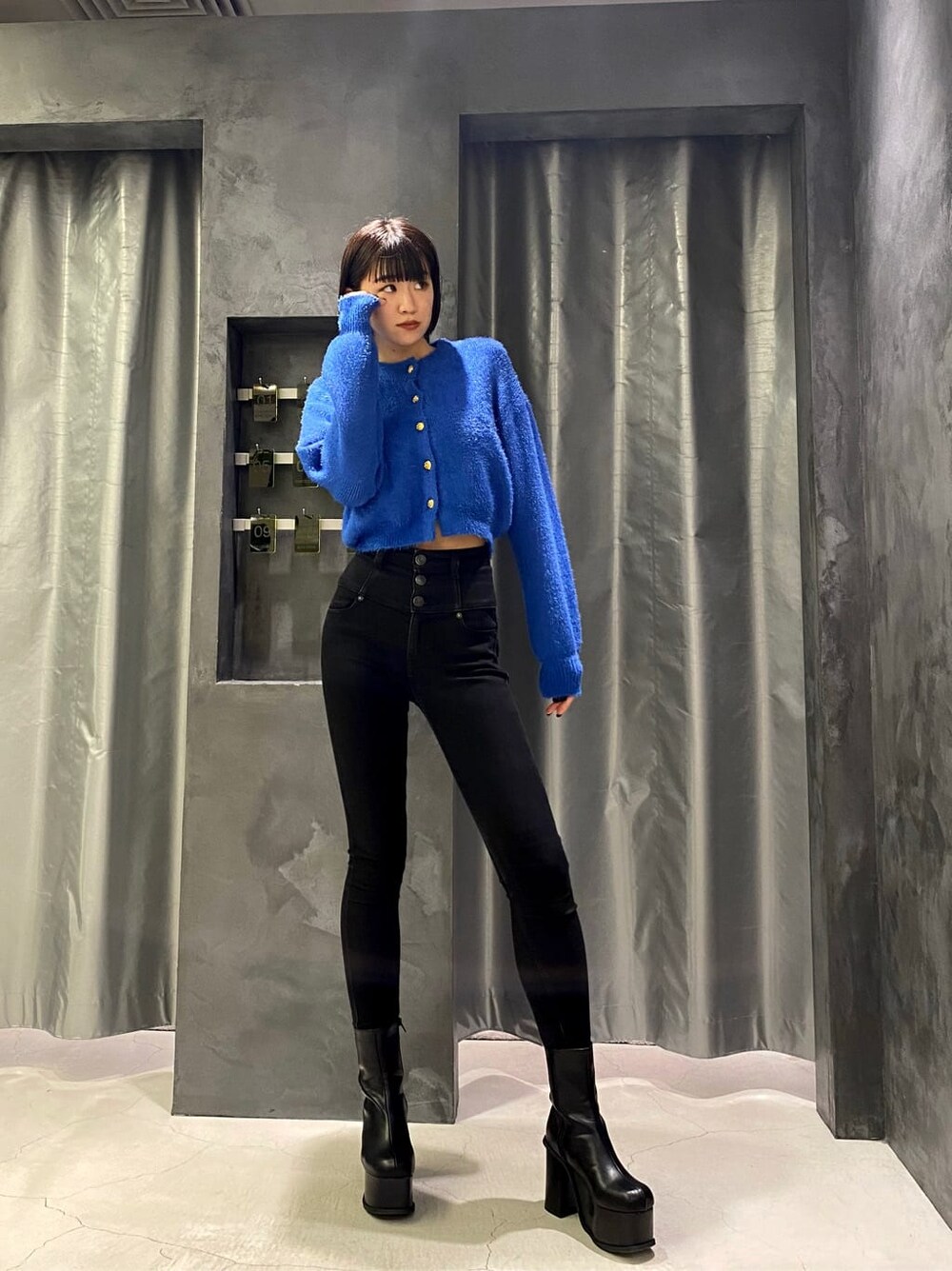 ブラック系のデニムパンツ、ブラック系のデニムパンツ、ブラック系のブーツを着用したレディースの秋コーディネートの2枚目の写真