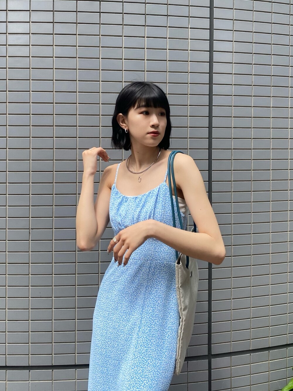 その他のワンピース、ホワイト系のブーツ、グレー系のトートバッグを着用したレディースの春コーディネートの6枚目の写真