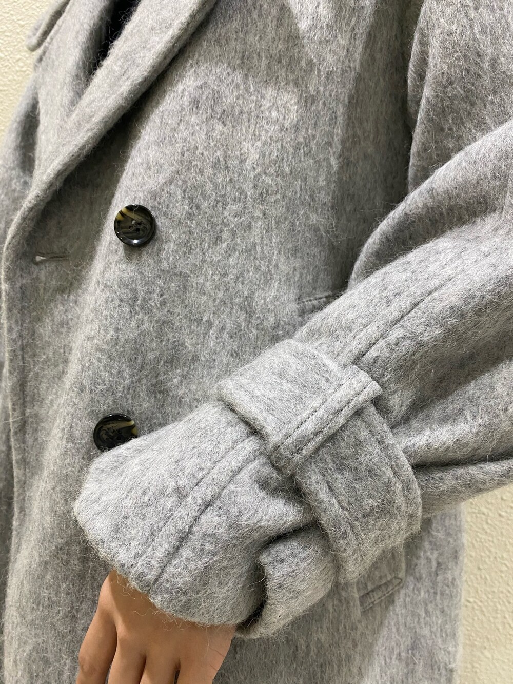 ブラック系のブーツ、グレー系のチェスターコート、ブラック系のスカートを着用したレディースの冬コーディネートの8枚目の写真