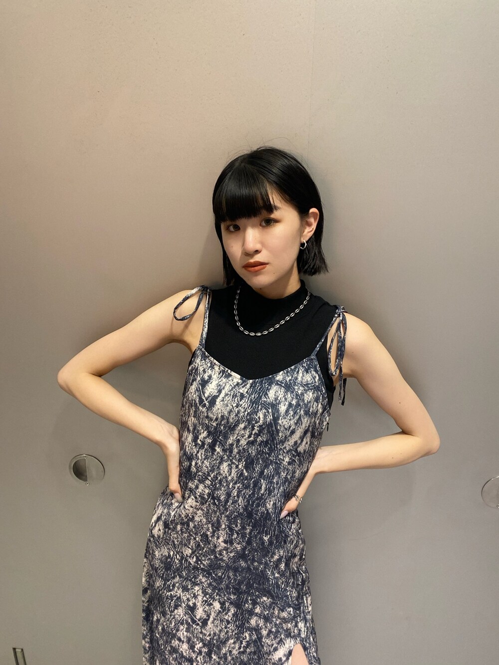 ブラック系のサンダル、その他のワンピース、ブラック系のタンクトップを着用したレディースの夏コーディネートの6枚目の写真