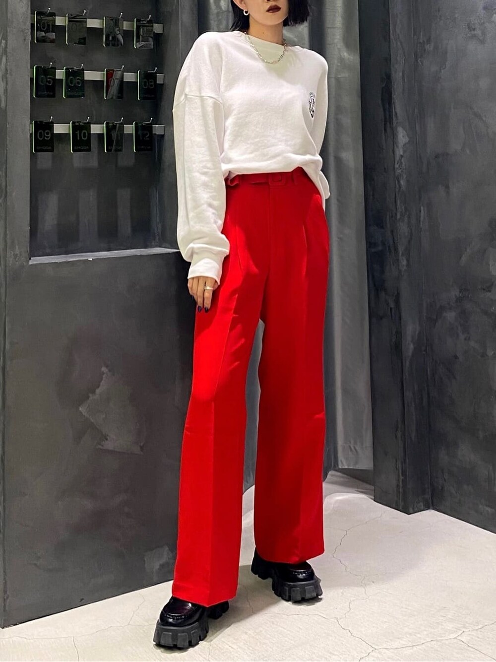 ホワイト系のブルゾン、ブラック系のローファー、レッド系のその他パンツを着用したレディースの秋コーディネートの2枚目の写真