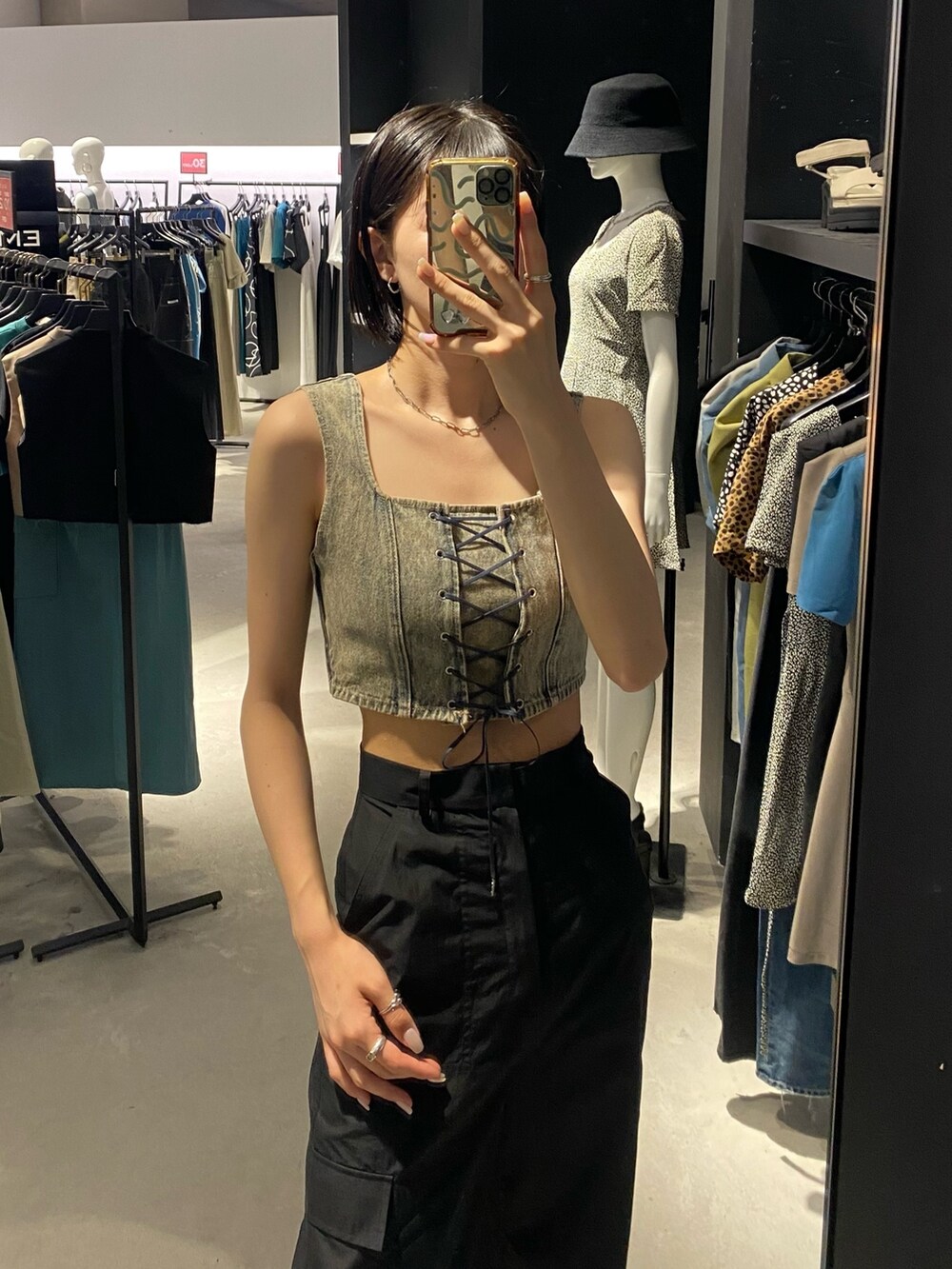 ブラック系のサンダル、ブラック系のカーゴパンツ、ベージュ系のその他トップスを着用したレディースの夏コーディネートの4枚目の写真