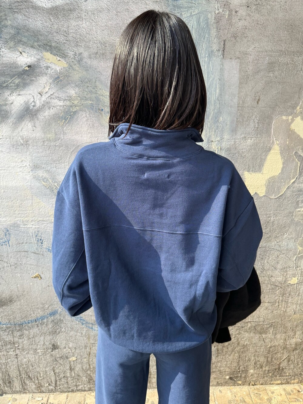 ブルー系のTシャツ/カットソー、ブルー系のTシャツ/カットソー、ブラック系のチェスターコートを着用したレディースの秋コーディネートの8枚目の写真