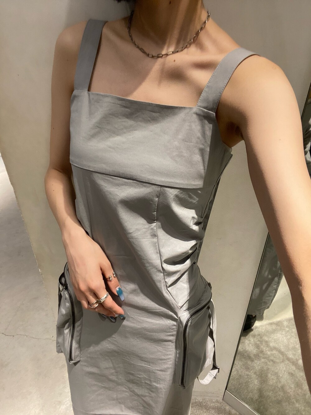 グレー系のワンピース、ブラック系のサンダル、ホワイト系のキャミソールを着用したレディースの夏コーディネートの8枚目の写真