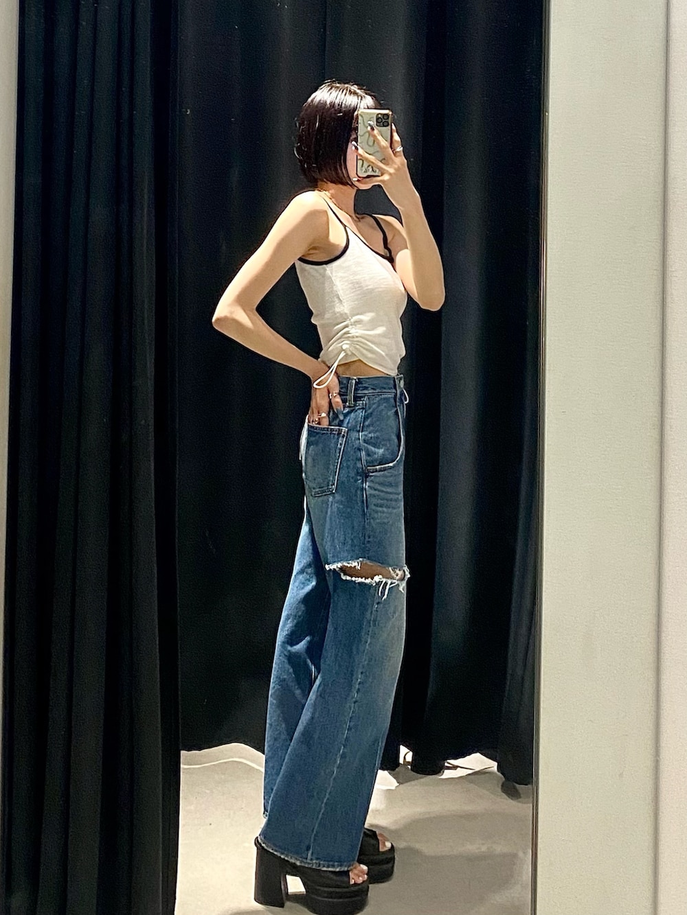 ブラック系のサンダル、ブルー系のデニムパンツ、ホワイト系のTシャツ/カットソーを着用したレディースの夏コーディネートの4枚目の写真