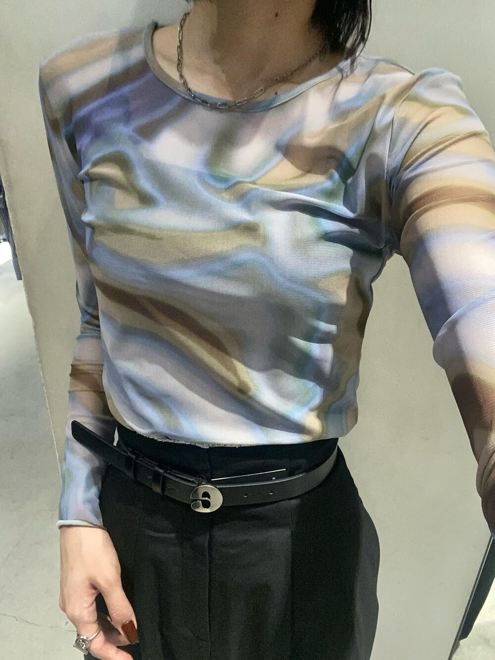 ブラック系のブーツ、ブラック系のその他パンツ、その他のTシャツ/カットソーを着用したレディースの秋コーディネートの7枚目の写真