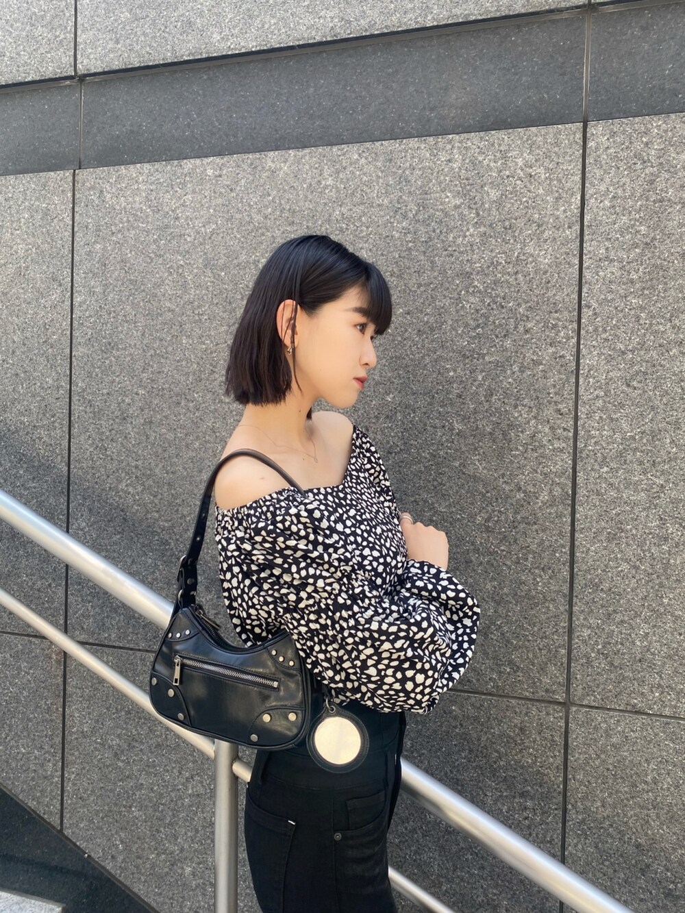 その他のシャツ/ブラウス、ブラック系のデニムパンツ、ブラック系のサンダルを着用したレディースの春コーディネートの7枚目の写真