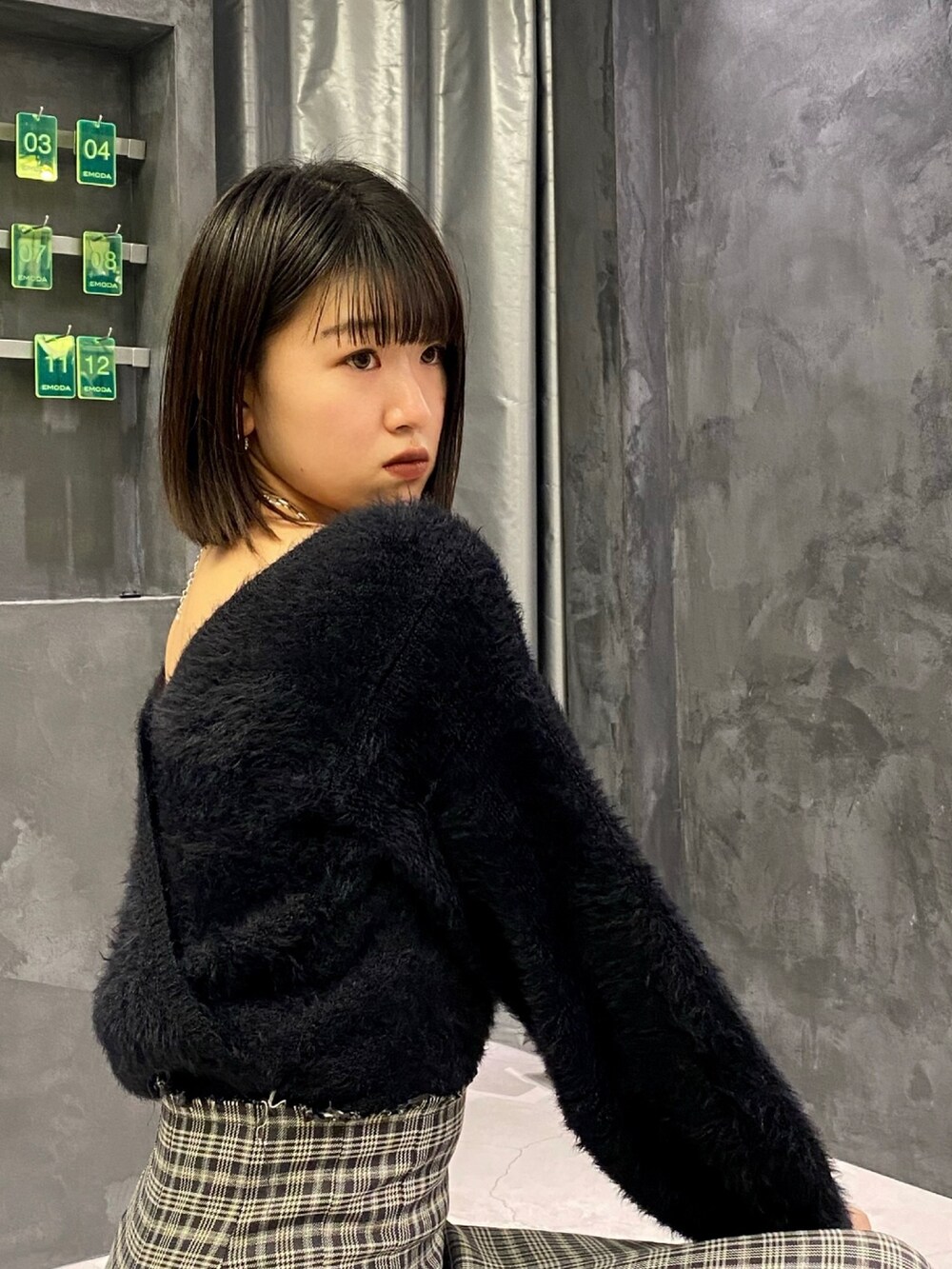 ブラック系のブーツ、ブラック系のニット/セーター、その他のスカートを着用したレディースの冬コーディネートの7枚目の写真