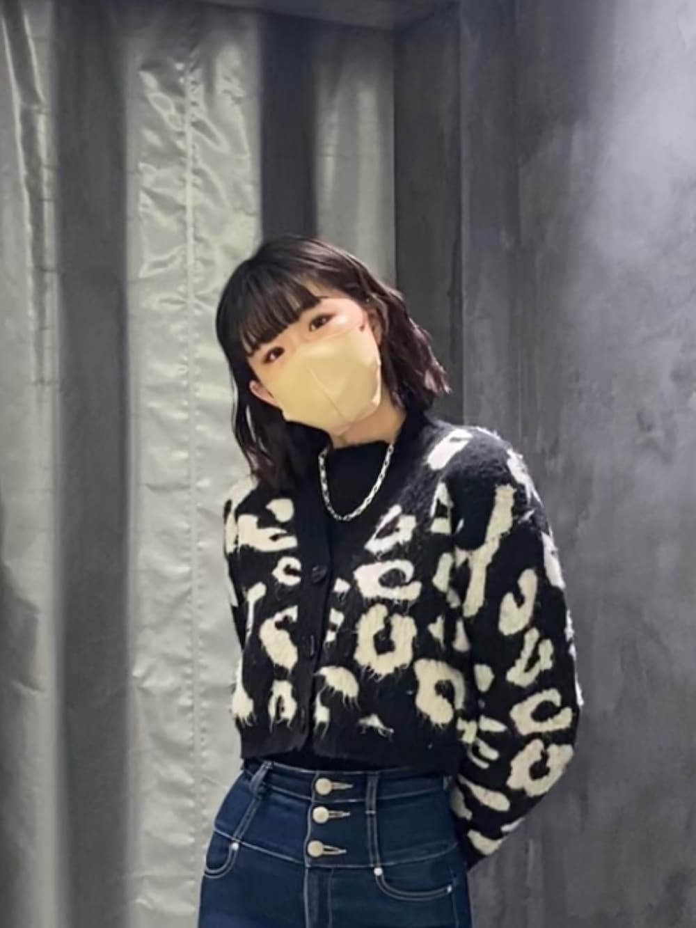 ブルー系のデニムパンツ、ブラック系のブーツ、ブラック系のカーディガン/ボレロを着用したレディースの冬コーディネートの4枚目の写真