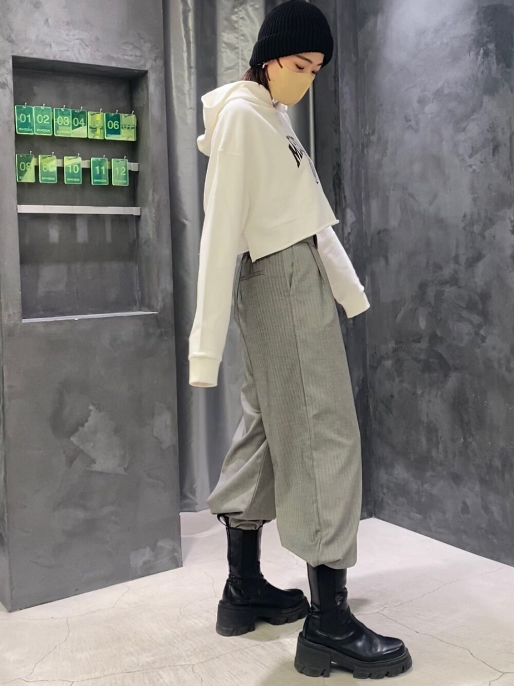 ブラック系のブーツ、グレー系のその他パンツ、ホワイト系のパーカーを着用したレディースの冬コーディネートの4枚目の写真