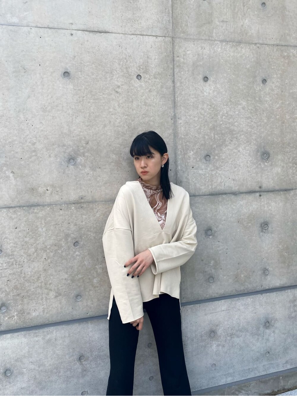 その他のTシャツ/カットソー、ブラック系のその他パンツ、ホワイト系のTシャツ/カットソーを着用したレディースの冬コーディネートの3枚目の写真