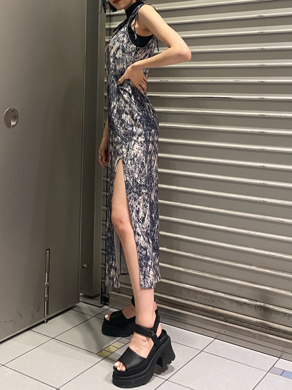 ブラック系のサンダル、その他のワンピース、ブラック系のタンクトップを着用したレディースの夏コーディネートの3枚目の写真