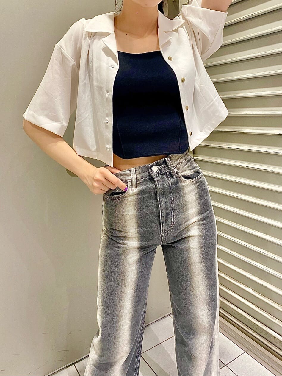 ブラック系のデニムパンツ、ブラック系のタンクトップ、ホワイト系のシャツ/ブラウスを着用したレディースの春コーディネートの2枚目の写真