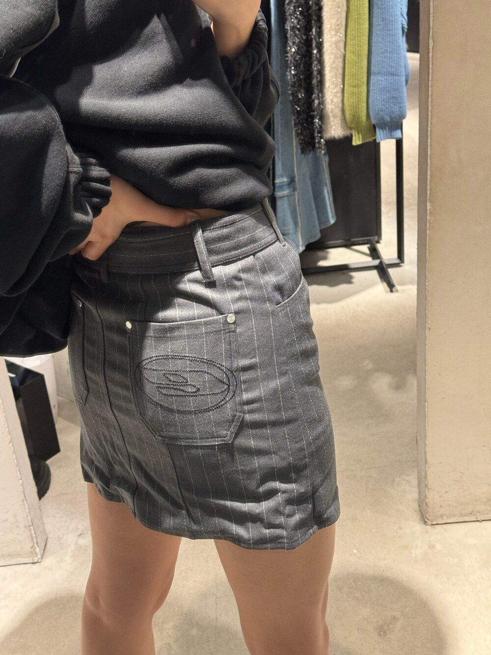 ブラック系のブーツ、その他のスカート、ブラック系のTシャツ/カットソーを着用したレディースの冬コーディネートの5枚目の写真