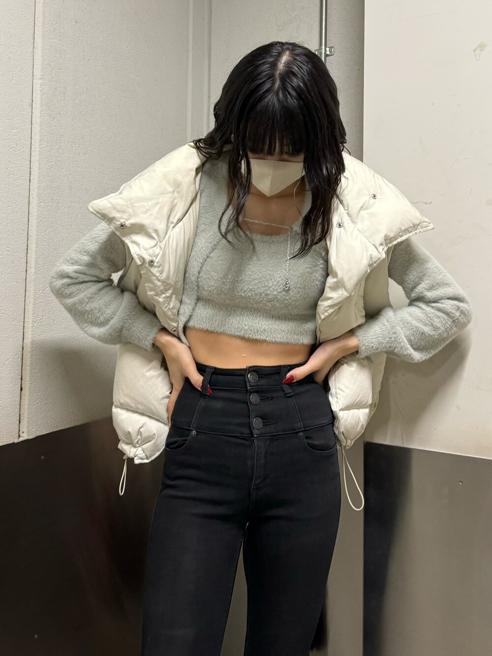 ブラック系のブーツ、ブラック系のデニムパンツ、グレー系のニット/セーターを着用したレディースの冬コーディネートの6枚目の写真