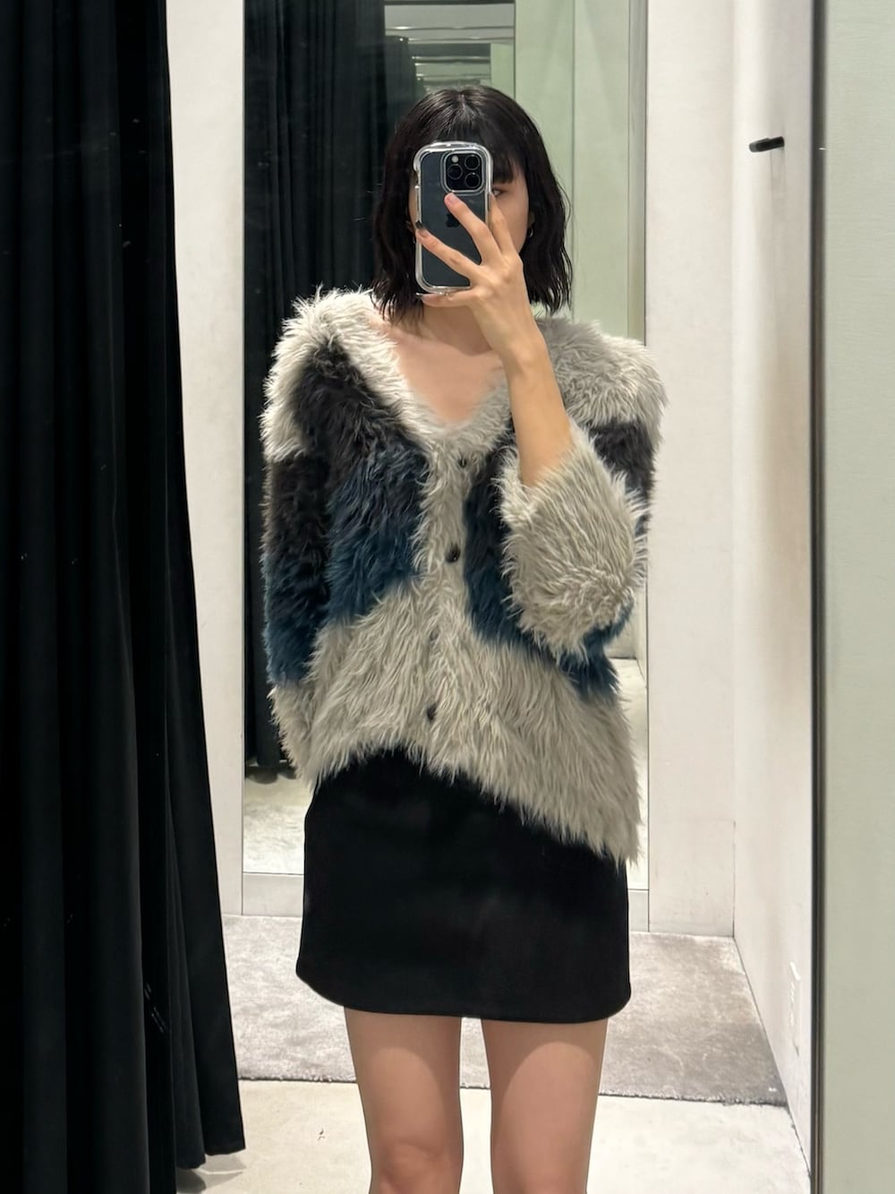 その他のブーツ、ブラック系のスカート、その他のカーディガン/ボレロを着用したレディースの秋コーディネートの4枚目の写真