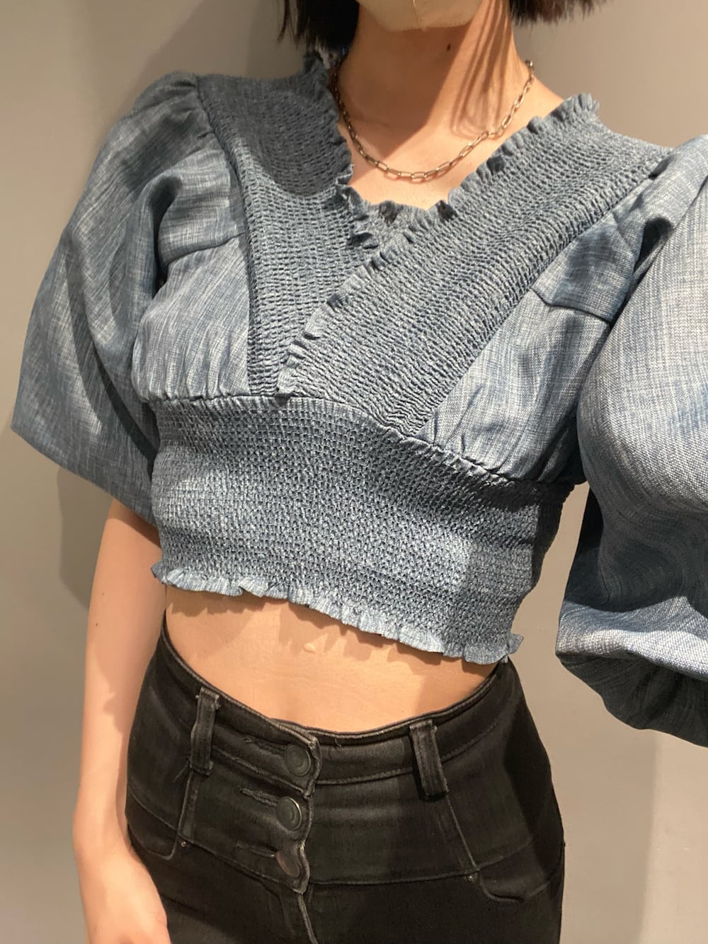 ブラック系のデニムパンツ、ブラック系のサンダル、ブルー系のTシャツ/カットソーを着用したレディースの夏コーディネートの6枚目の写真