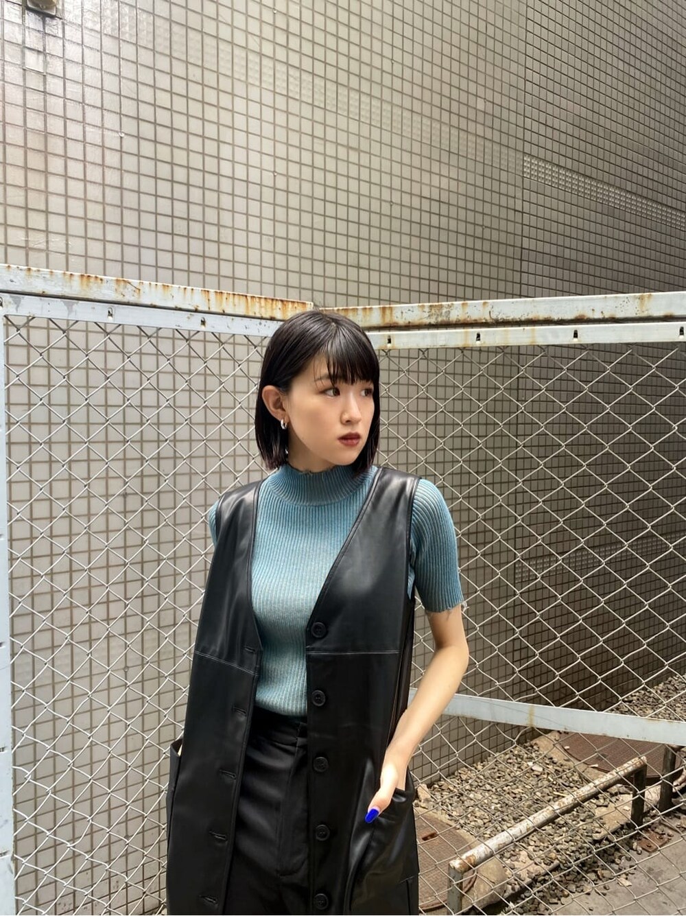 ブラック系のその他パンツ、ブラック系のワンピース、ブルー系のニット/セーターを着用したレディースの夏コーディネートの5枚目の写真