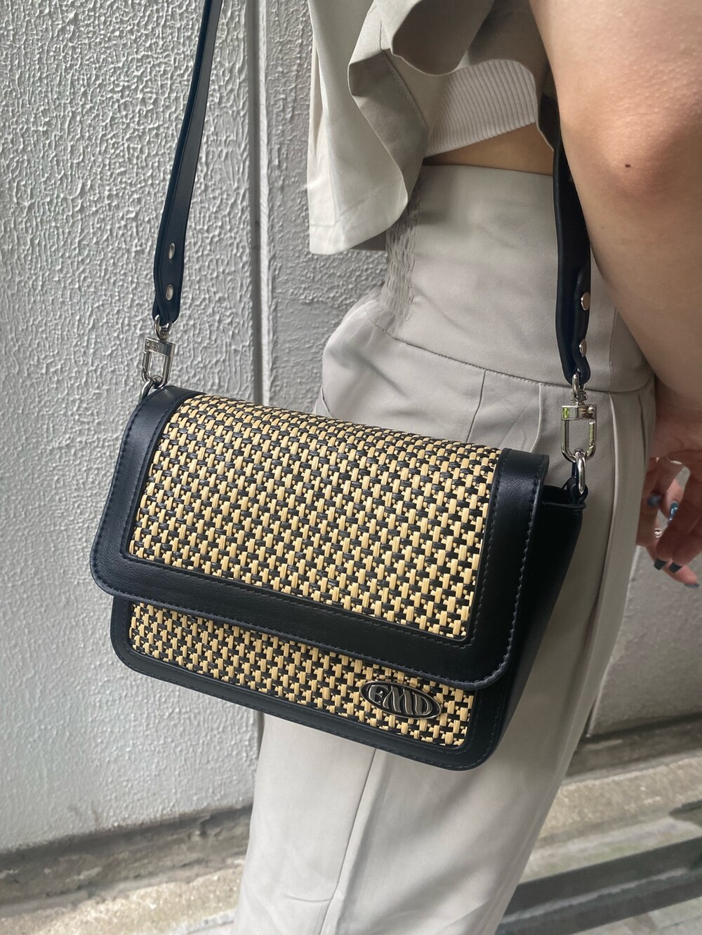 ベージュ系のその他パンツ、ホワイト系のキャミソール、ベージュ系のショルダーバッグを着用したレディースの夏コーディネートの10枚目の写真
