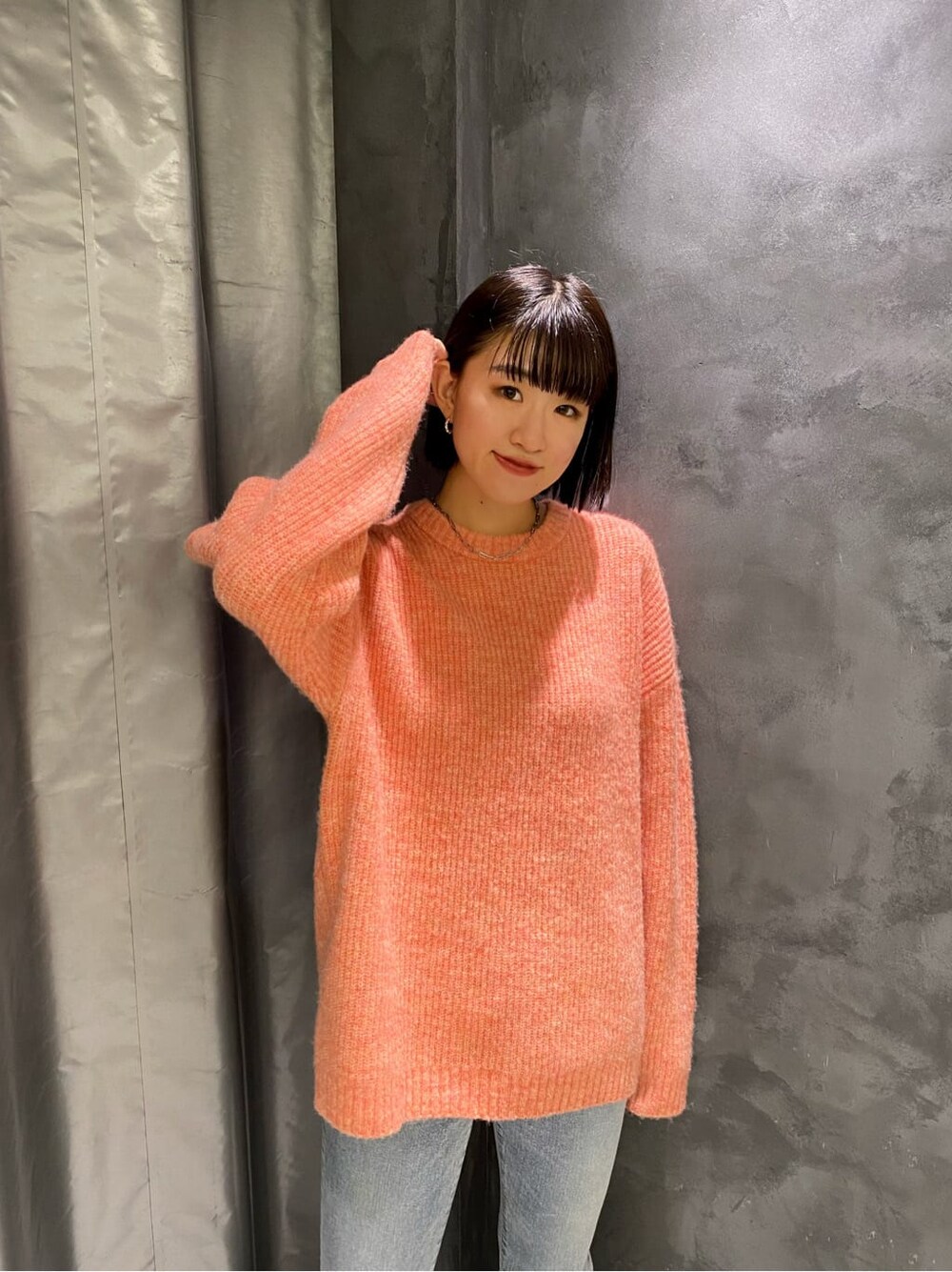 ブルー系のデニムパンツ、ピンク系のニット/セーターを着用したレディースの秋コーディネートの5枚目の写真