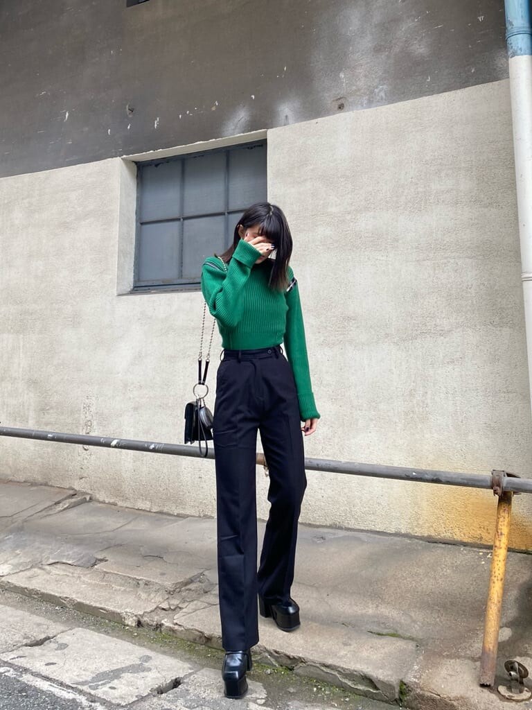 ブラック系のローファー、ブラック系のその他パンツ、グリーン系のニット/セーターを着用したレディースの冬コーディネートの4枚目の写真