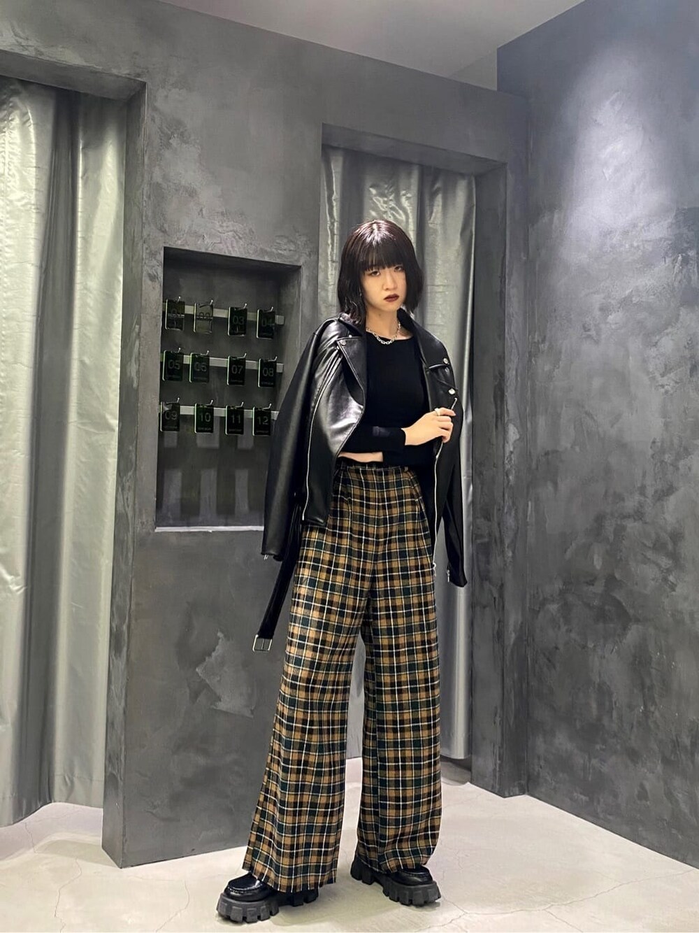 ブラック系のライダースジャケット、ブラック系のTシャツ/カットソー、ブラック系のローファーを着用したレディースの秋コーディネートの2枚目の写真