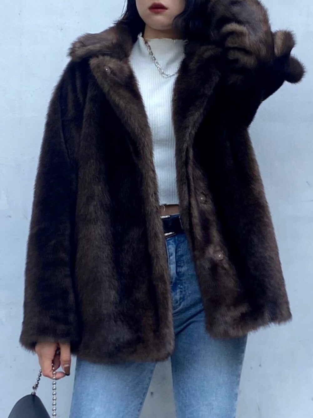 ブルー系のデニムパンツ、ブラック系のブーツ、ブラウン系のその他アウターを着用したレディースの冬コーディネートの9枚目の写真