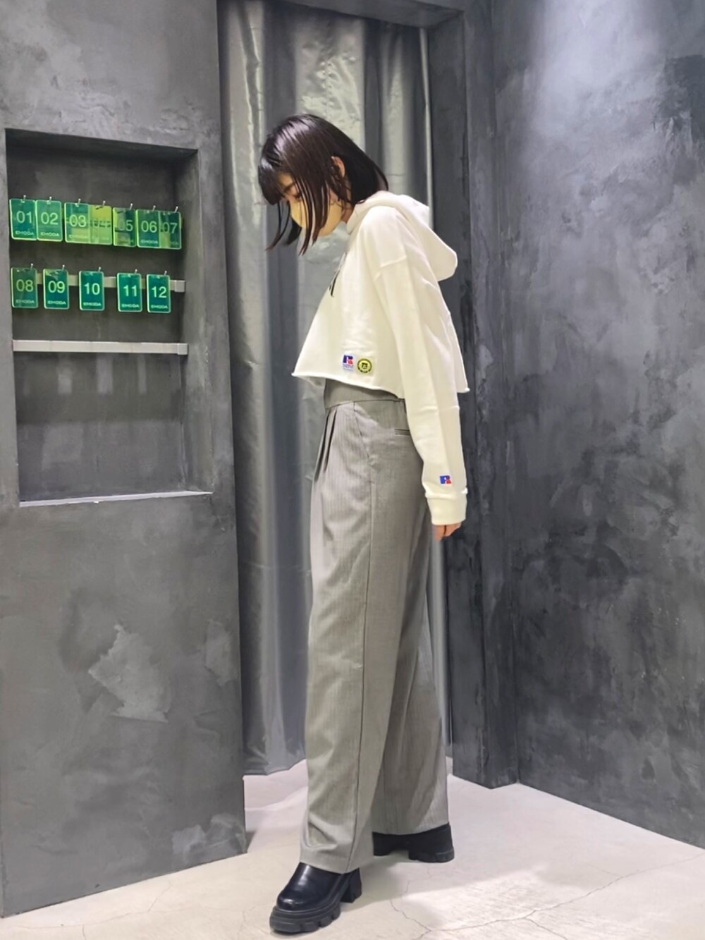 ブラック系のブーツ、グレー系のその他パンツ、ホワイト系のパーカーを着用したレディースの冬コーディネートの5枚目の写真