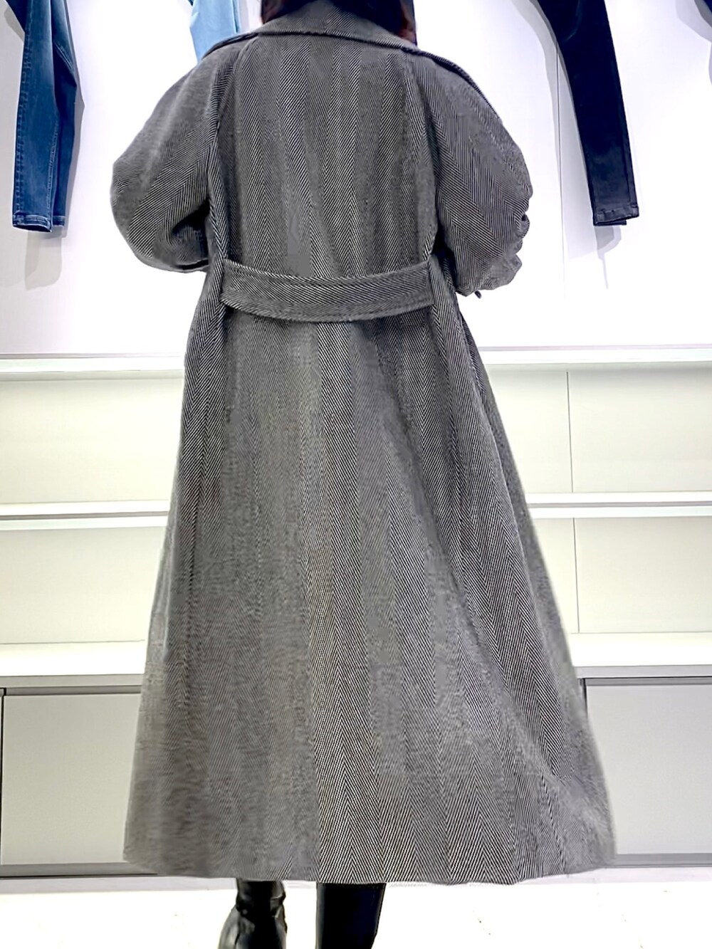 その他のチェスターコート、ブラック系のブーツ、ブラック系のニット/セーターを着用したレディースの秋コーディネートの8枚目の写真