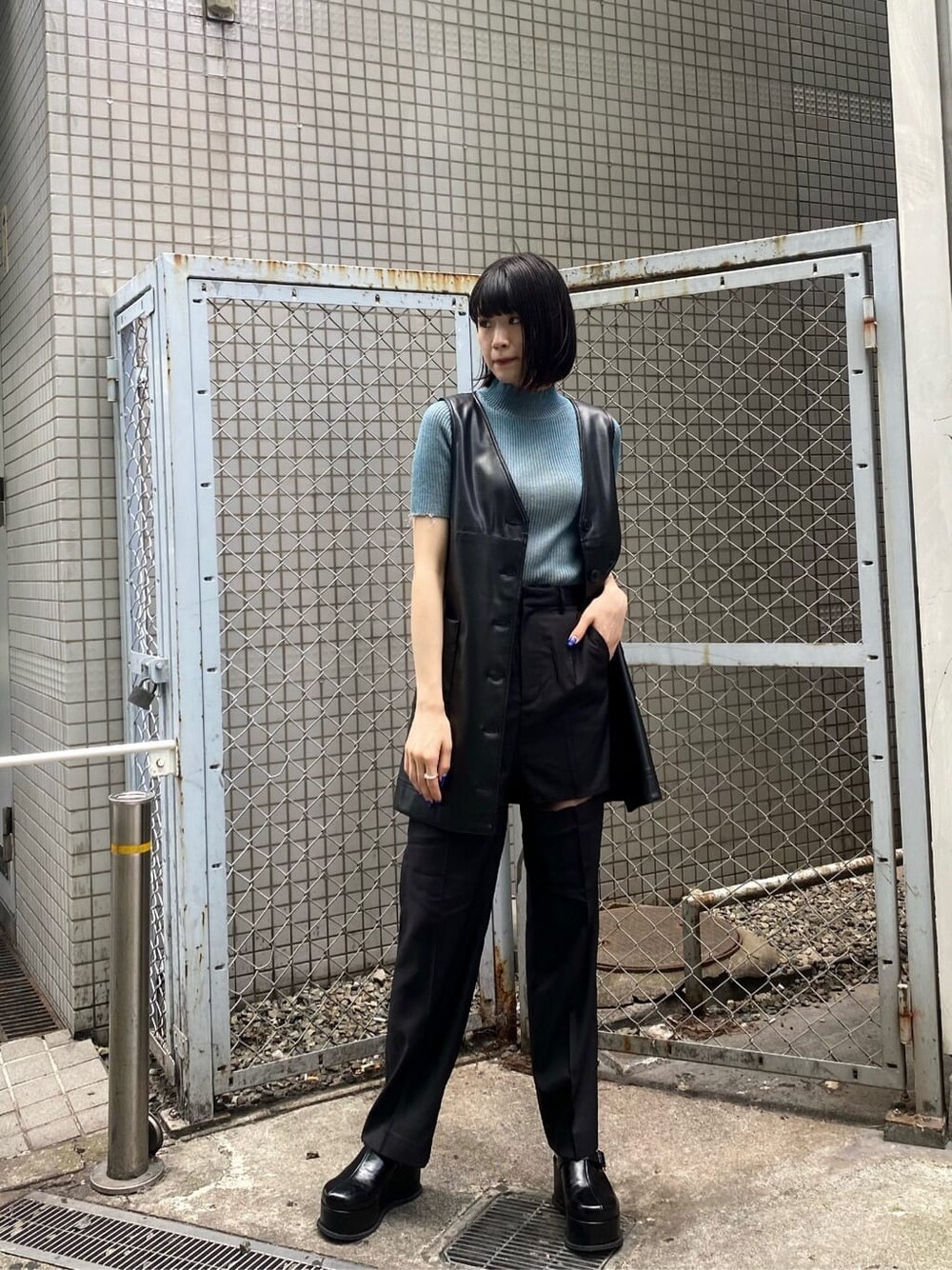 ブラック系のその他パンツ、ブラック系のワンピース、ブルー系のニット/セーターを着用したレディースの夏コーディネートの2枚目の写真