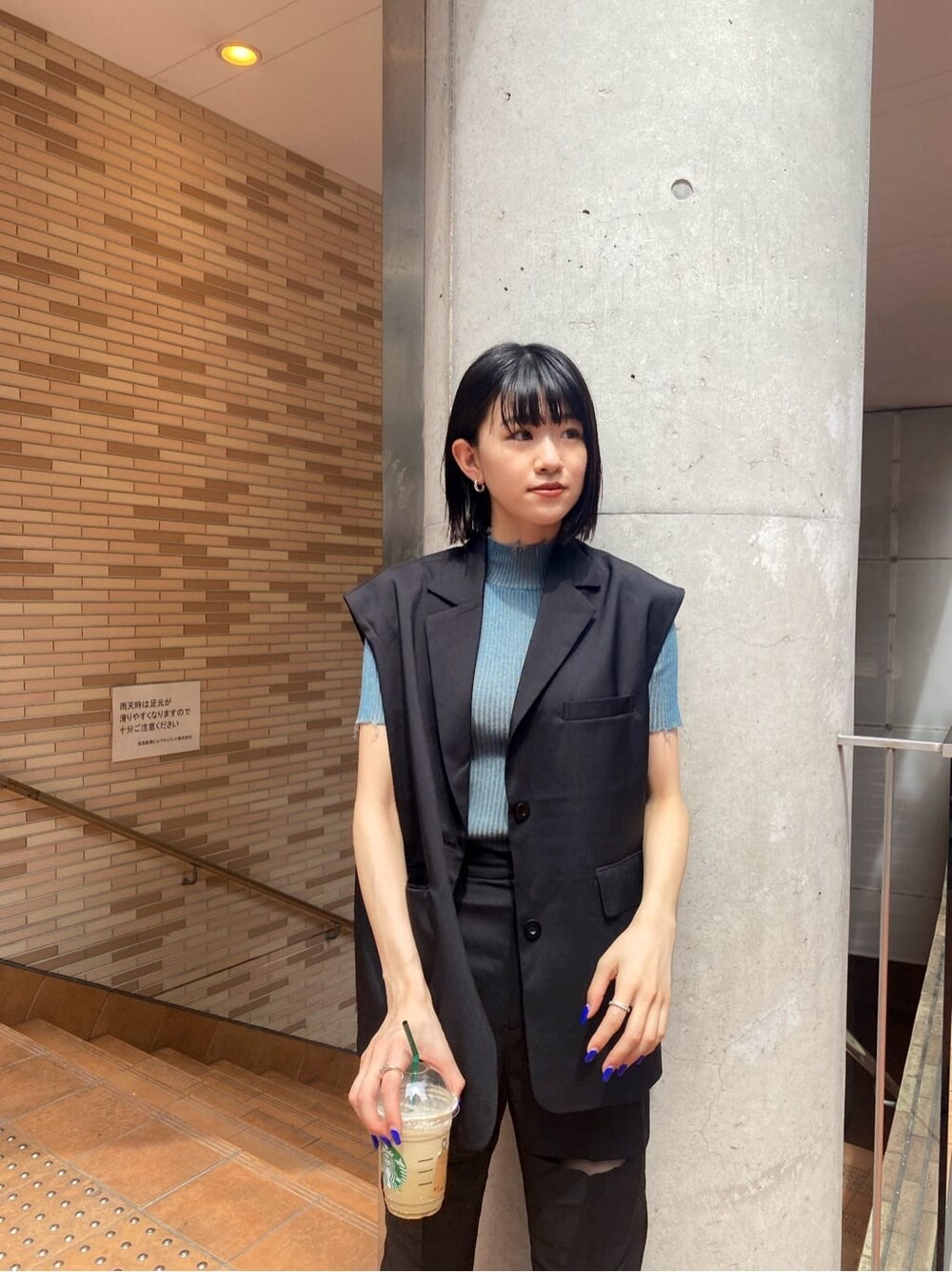 ブラック系のベスト、ブラック系のその他パンツ、ブルー系のニット/セーターを着用したレディースの夏コーディネートの5枚目の写真