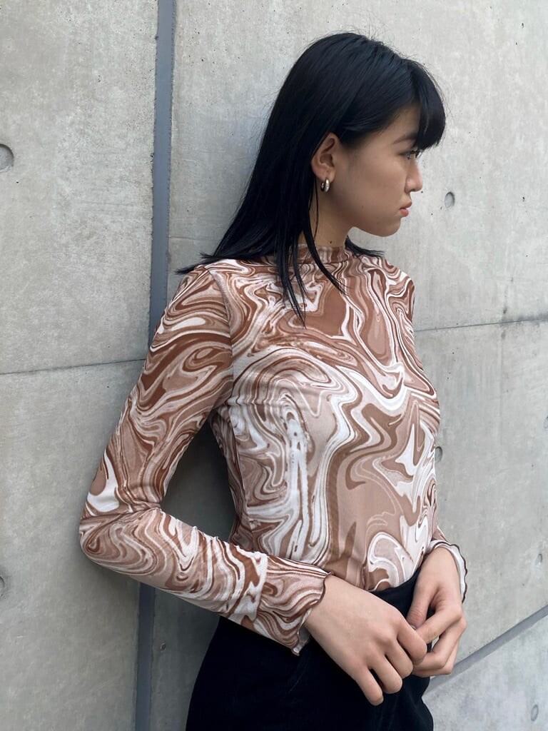 その他のTシャツ/カットソー、ブラック系のその他パンツ、ホワイト系のTシャツ/カットソーを着用したレディースの冬コーディネートの6枚目の写真