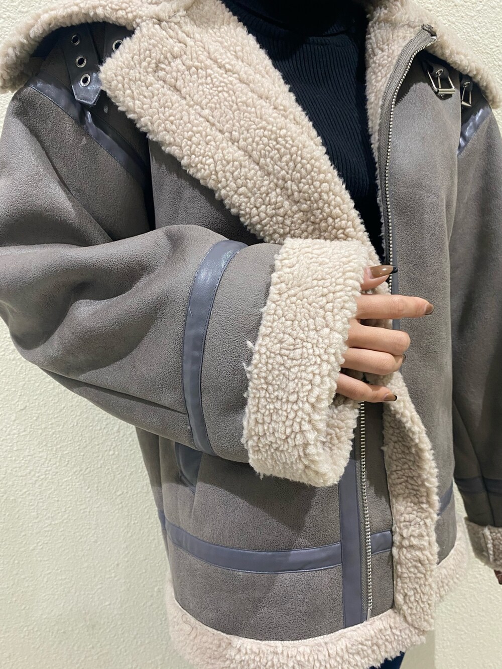 ブルー系のデニムパンツ、グレー系のブルゾン、ブラック系のニット/セーターを着用したレディースの冬コーディネートの6枚目の写真