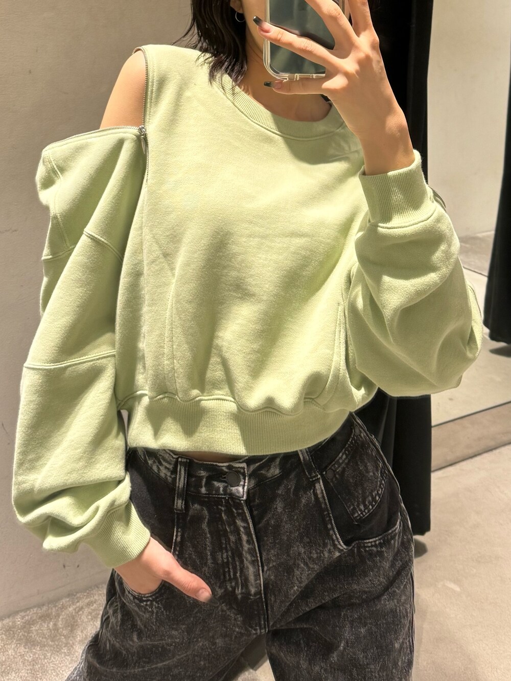 ブラック系のデニムパンツ、ブラック系のTシャツ/カットソーを着用したレディースの秋コーディネートの5枚目の写真