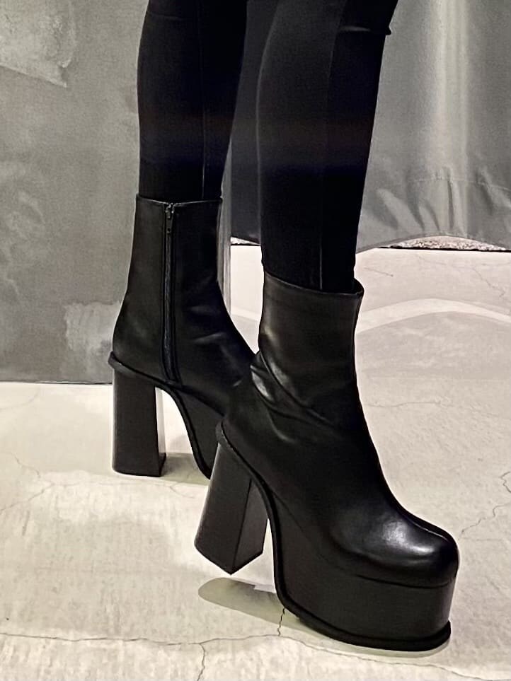 ブラック系のデニムパンツ、ブラック系のデニムパンツ、ブラック系のブーツを着用したレディースの秋コーディネートの7枚目の写真