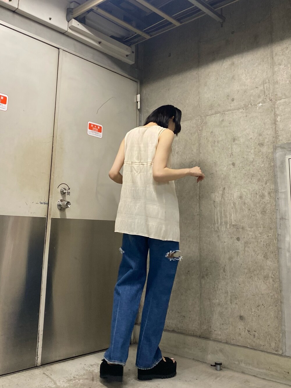 ブラック系のサンダル、ブルー系のデニムパンツ、ホワイト系のTシャツ/カットソーを着用したレディースの夏コーディネートの5枚目の写真