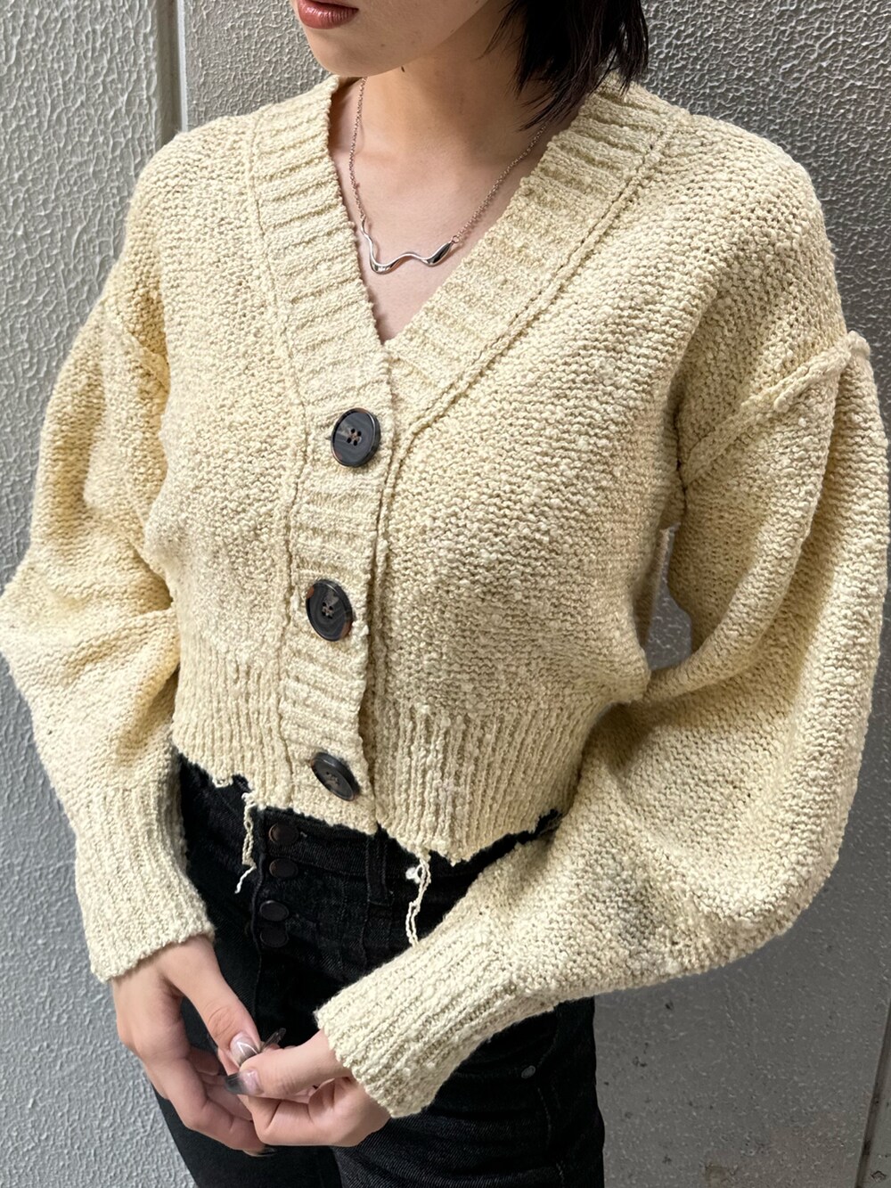 ブラック系のブーツ、ブラック系のデニムパンツ、イエロー系のカーディガン/ボレロを着用したレディースの秋コーディネートの8枚目の写真