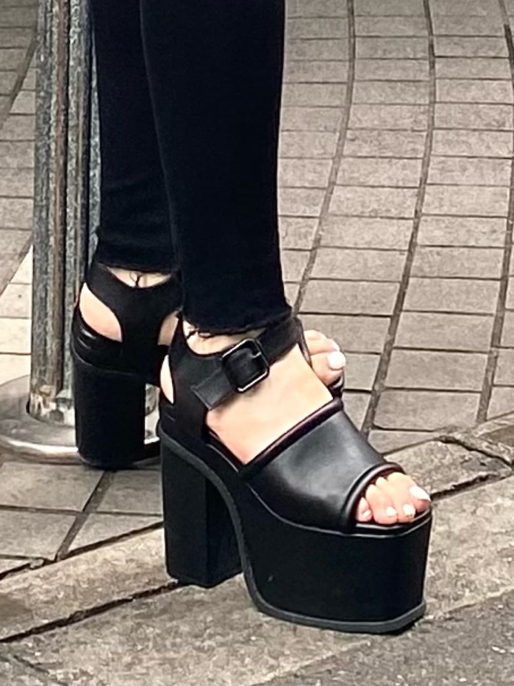 ブラック系のサンダル、ブラック系のデニムパンツ、ホワイト系のTシャツ/カットソーを着用したレディースの夏コーディネートの9枚目の写真