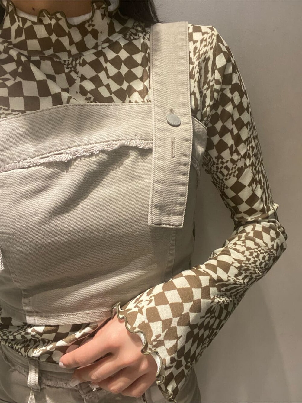 ホワイト系のローファー、ベージュ系のベスト、その他のTシャツ/カットソーを着用したレディースの春コーディネートの4枚目の写真