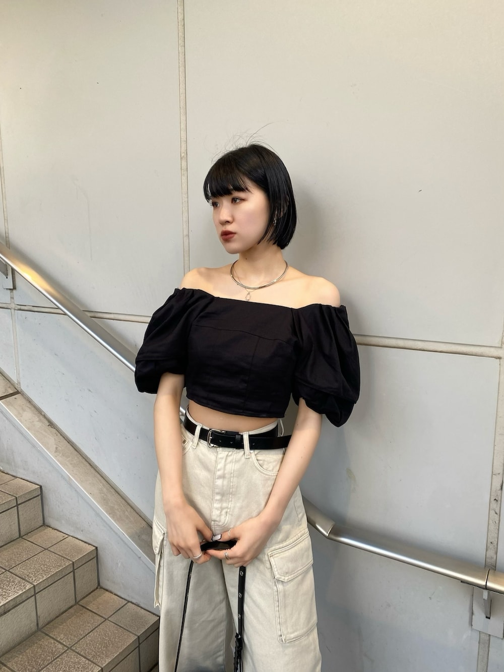 ブラック系のサンダル、ホワイト系のデニムパンツ、ブラック系のシャツ/ブラウスを着用したレディースの春コーディネートの8枚目の写真